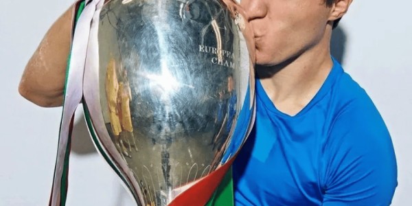 到底图啥呢？在利物浦毫无表现机会，却婉拒意大利豪门轮番邀约