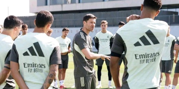 西甲乱了，巴萨4-0登顶，皇马2-2丢分，前四乱战仅差4分，冠军悬念回来了