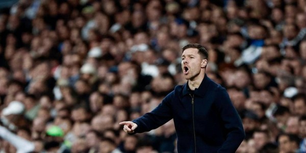 阿隆索赛后怒指裁判引发争议，球迷直言：你连给安帅提鞋都不配