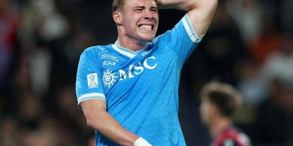 一己之力摧毁敌人后防夺冠：被曼联放弃的年轻锋霸，正在找回自己