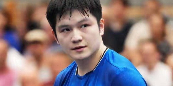 樊振东德甲首赢！队长陪练到流汗，每分都拼得稳当